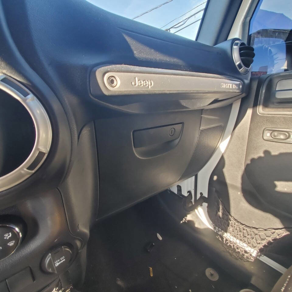 Used 2015 Jeep Wrangler Unlimited Sahara w/ Dual Top Group AWD/4WD image 21