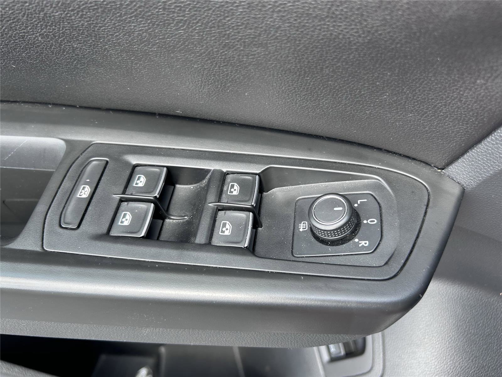 Used 2018 Volkswagen Atlas SEL FWD image 32