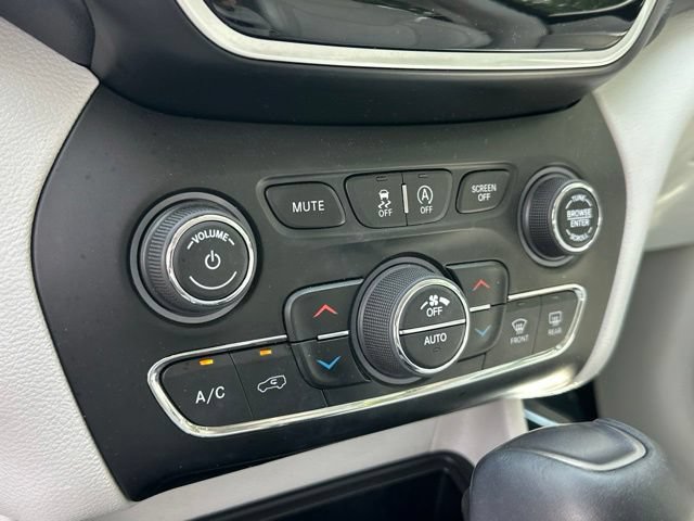 Used 2019 Jeep Cherokee Limited w/ Luxury Group AWD/4WD image 6