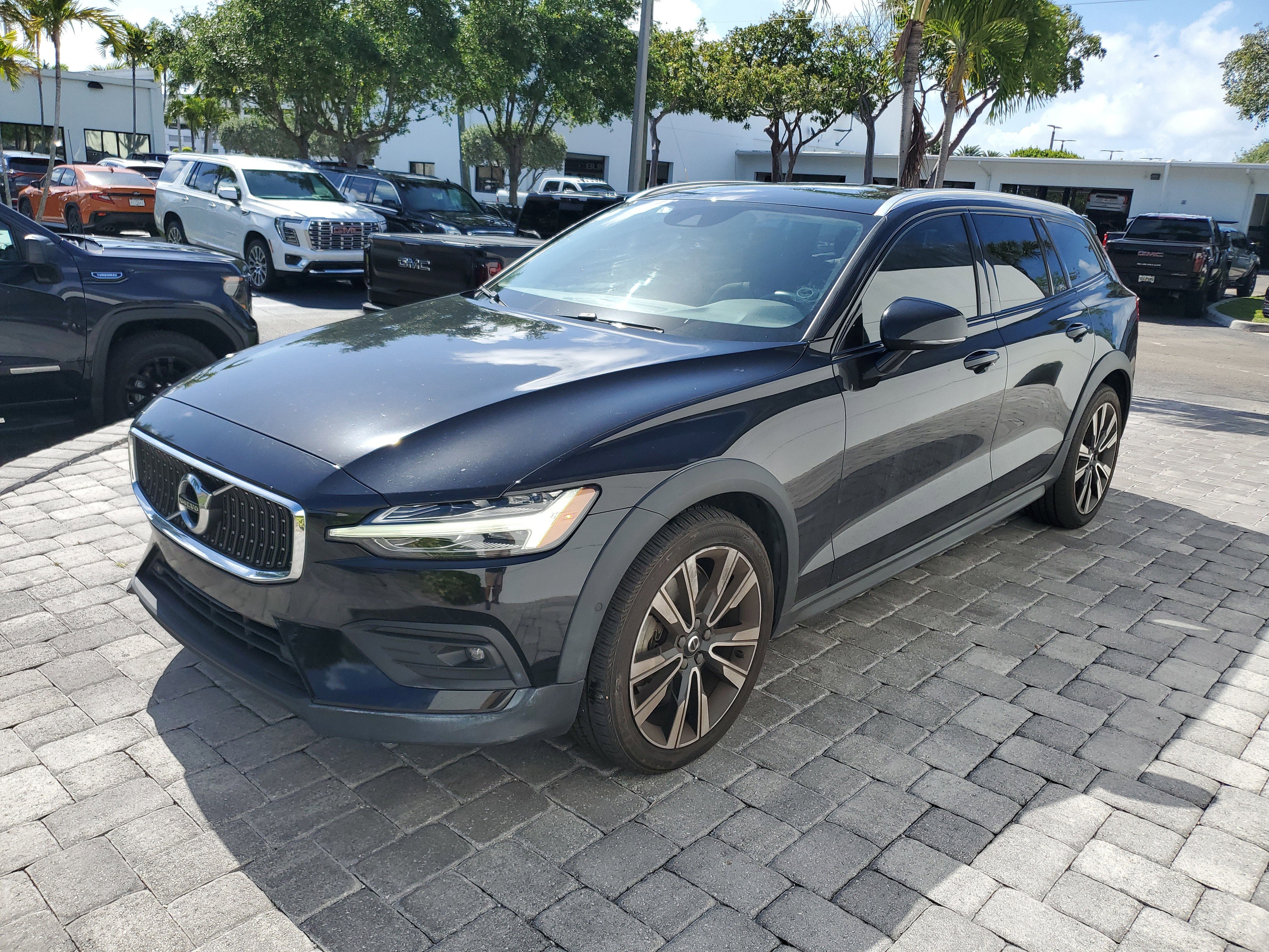 Used 2021 Volvo V60 T5 Cross Country w/ Climate Package image 3