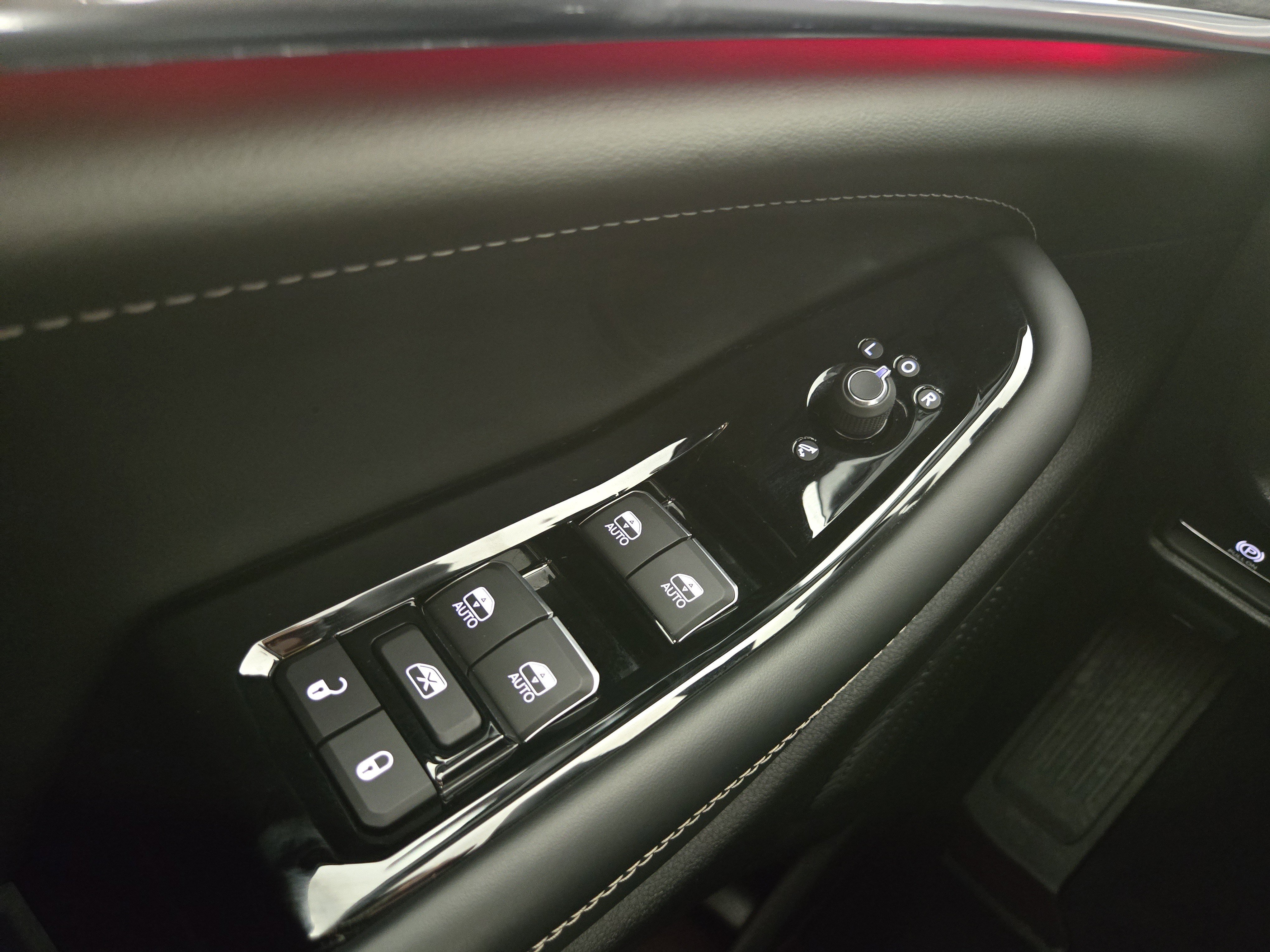 Certified 2025 Jeep Grand Cherokee Overland image 32