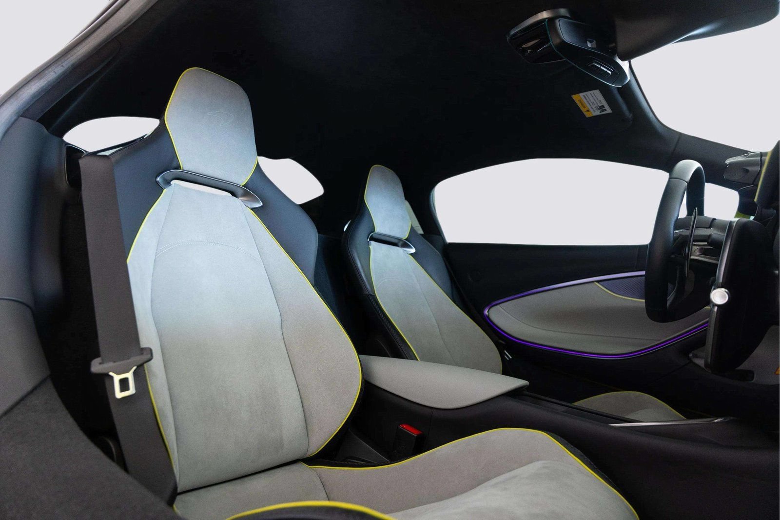 Used 2023 McLaren Artura RWD image 13