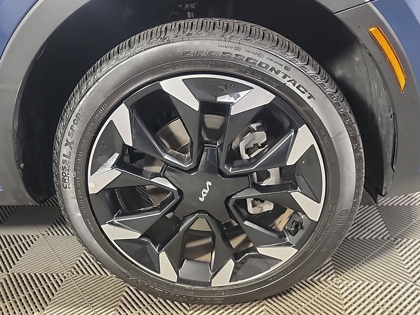 Used 2025 Kia Sorento EX w/ Panoramic Sunroof Package image 3