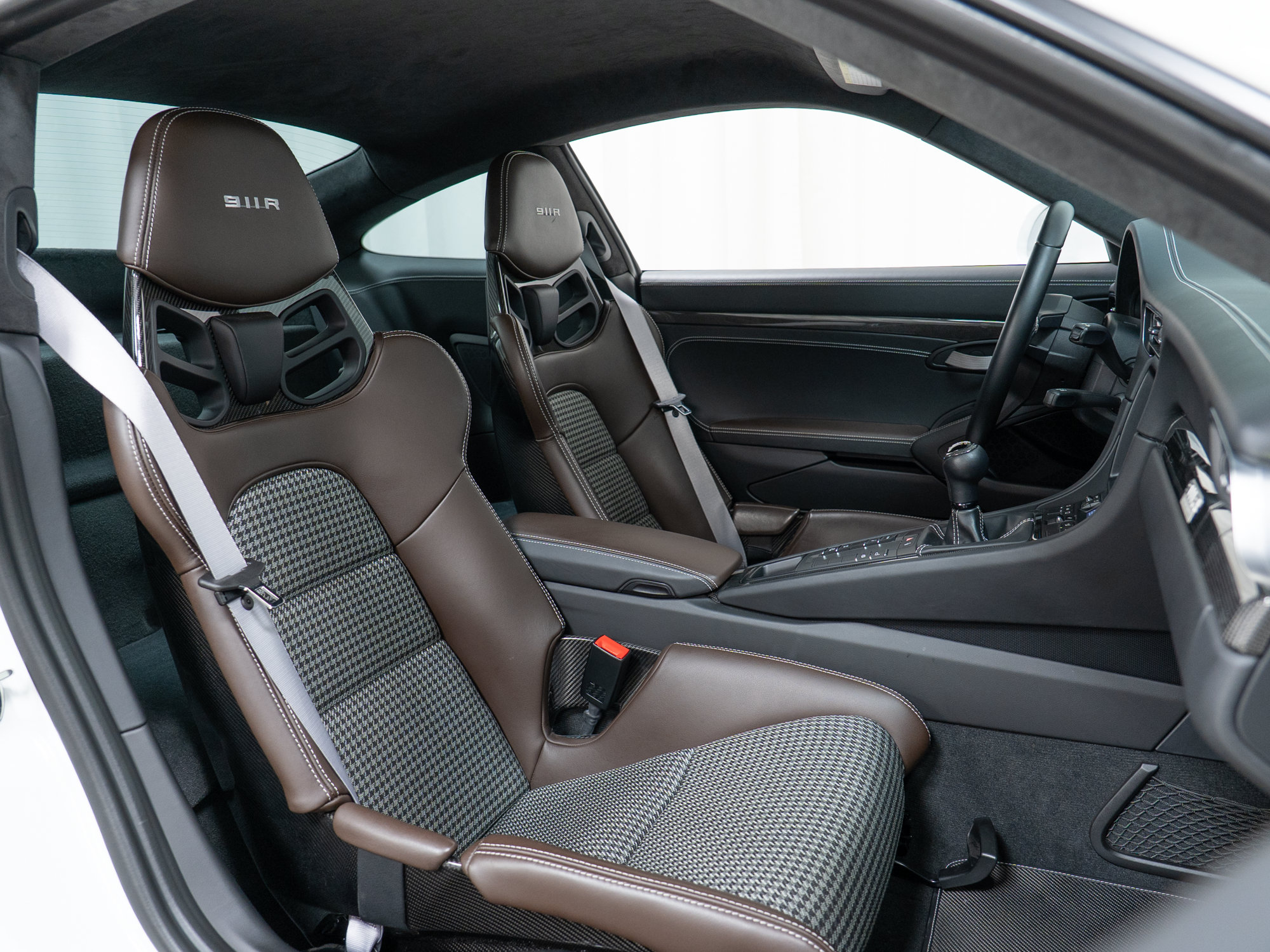 Certified 2016 Porsche 911 R RWD image 34