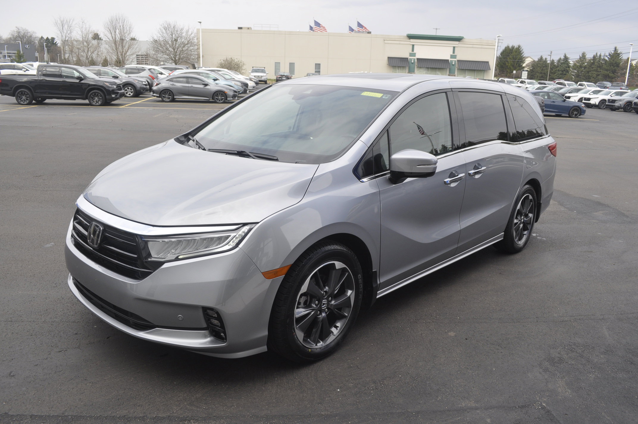 Used 2023 Honda Odyssey Elite image 3