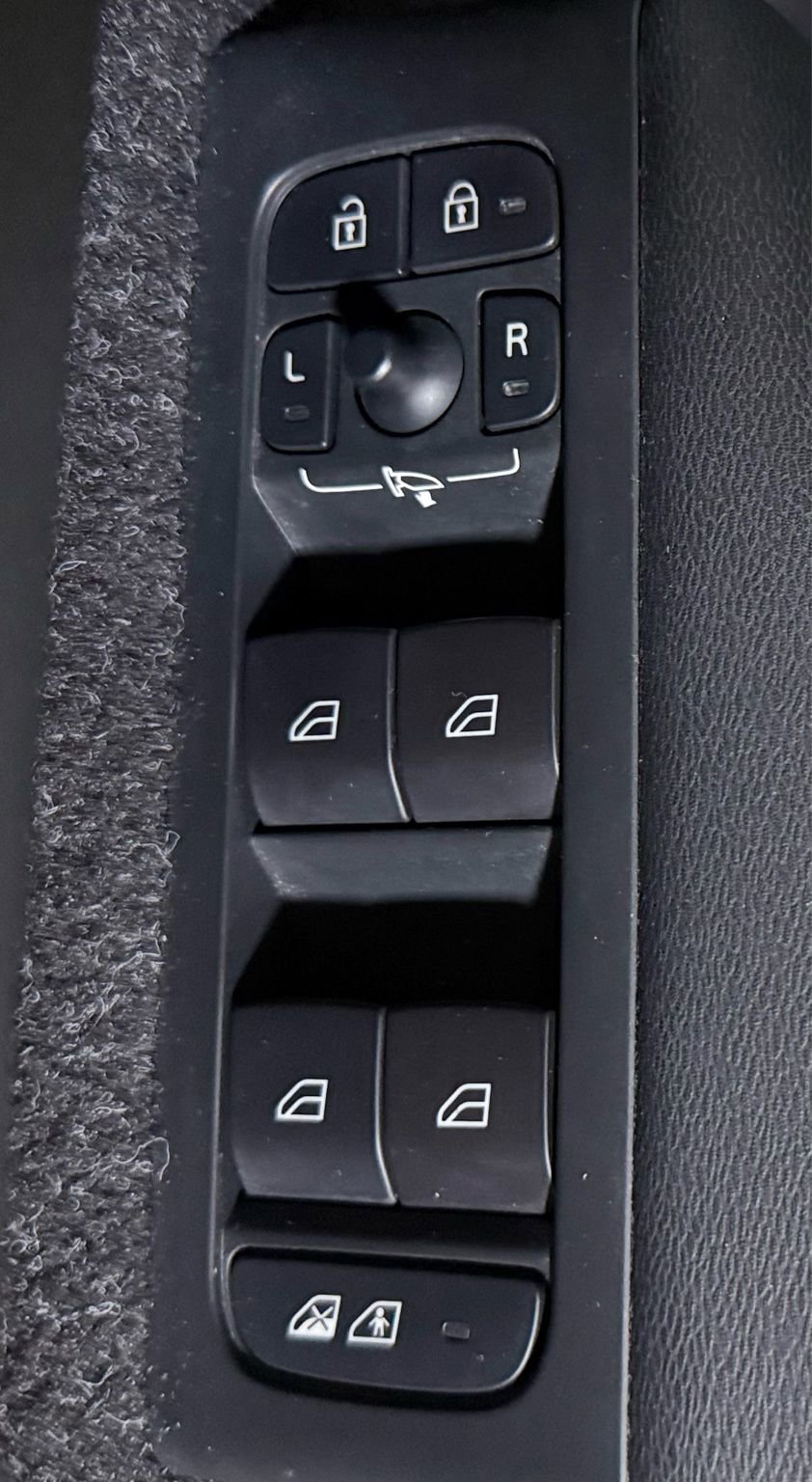 Used 2020 Volvo XC40 T5 Momentum image 31