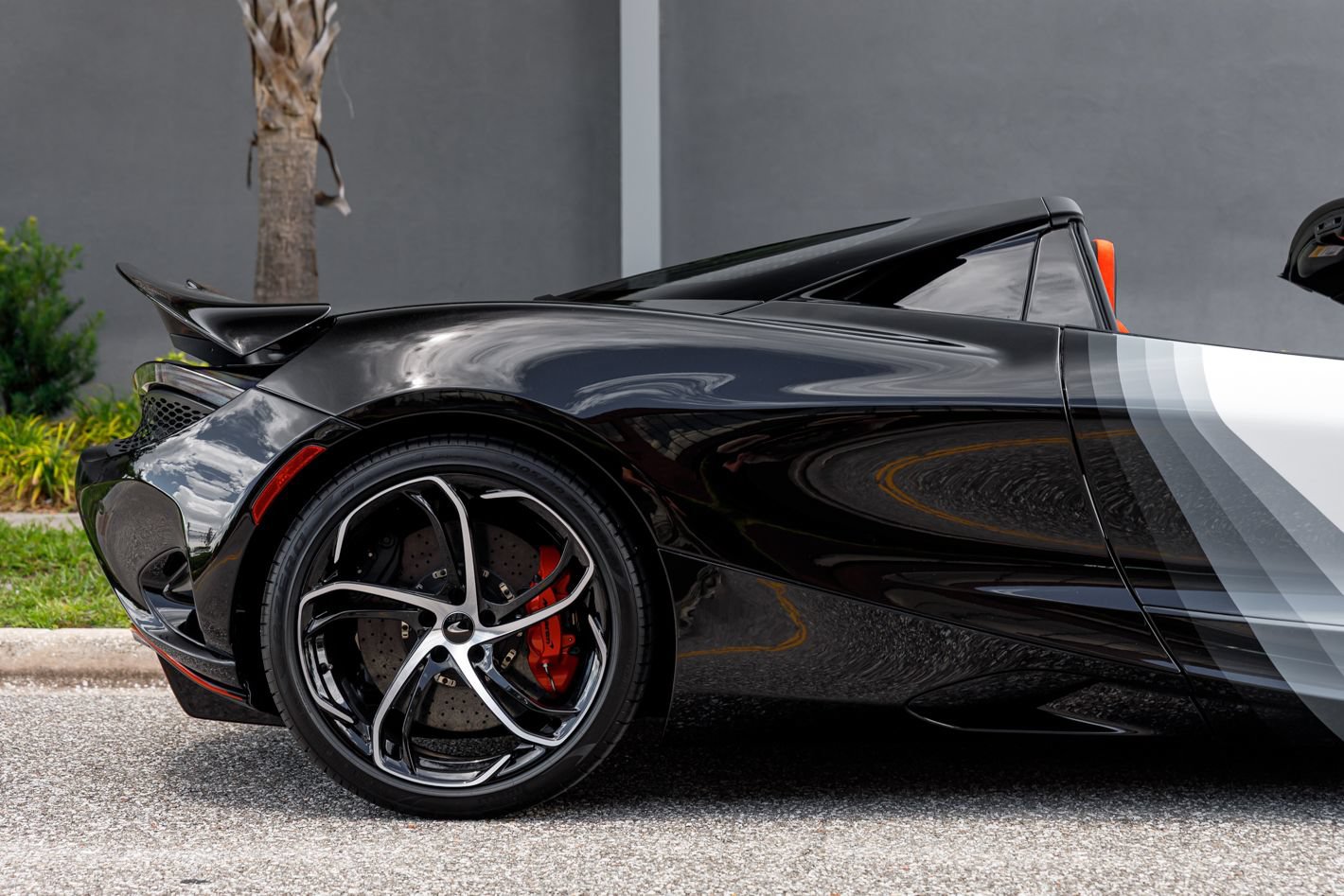 Used 2024 McLaren 750S Spider RWD image 15