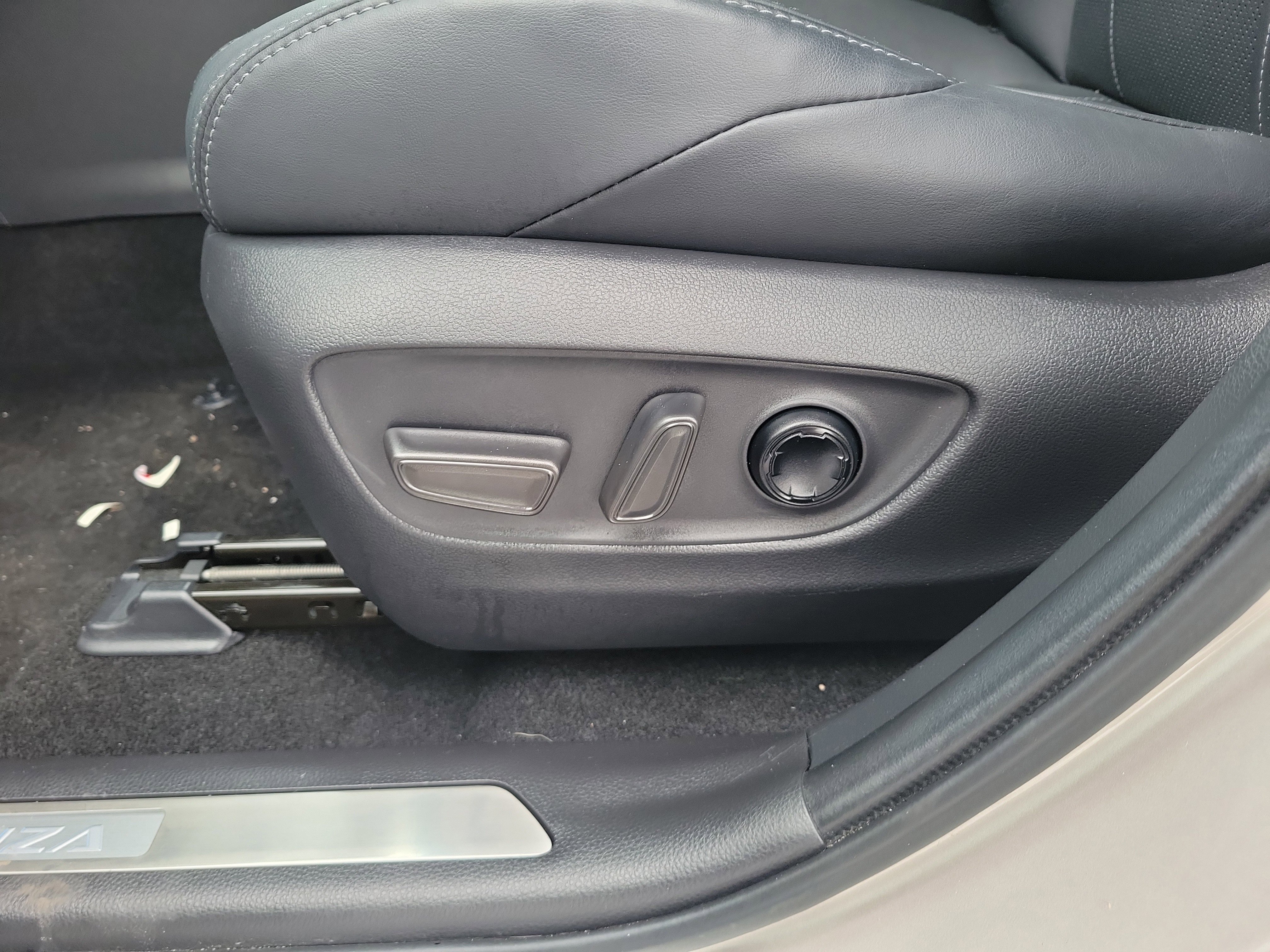 Used 2023 Toyota Venza Limited image 22