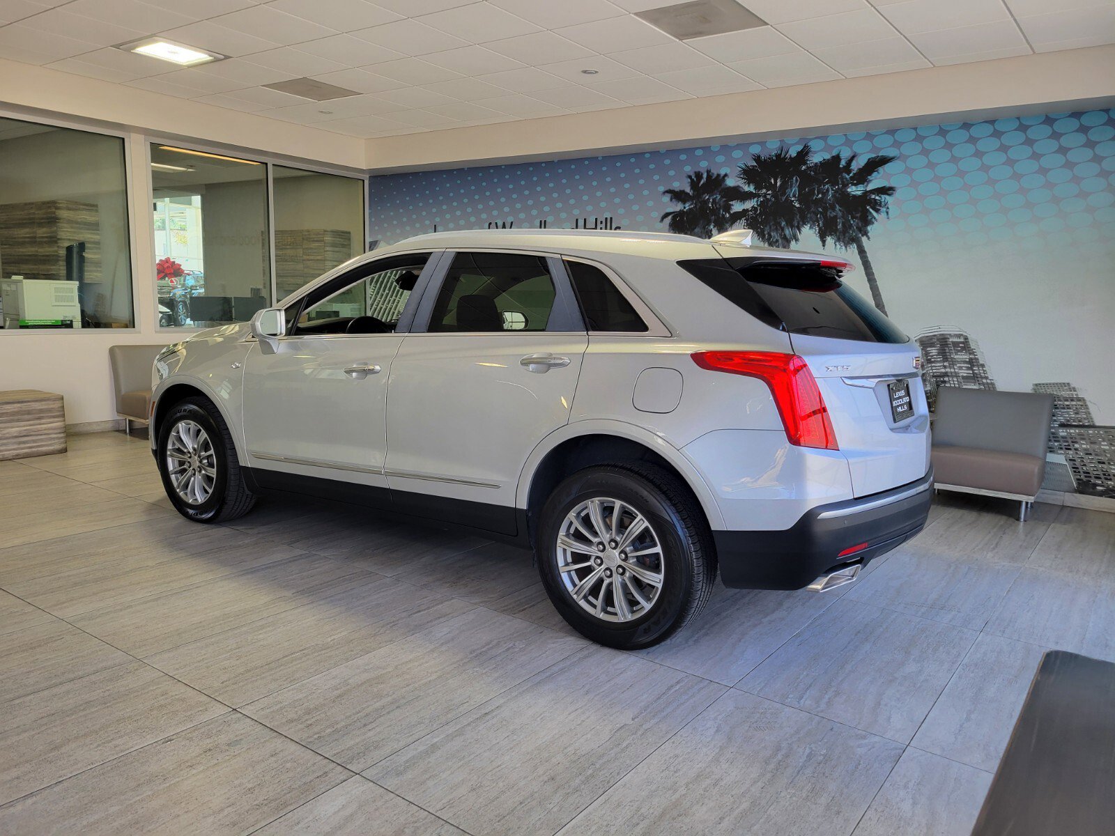 Used 2018 Cadillac XT5 Luxury w/ Driver Awareness Package image 2