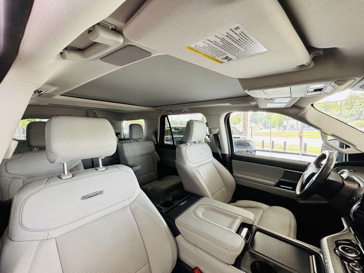Used 2025 Ford Expedition Platinum w/ Driver's Package AWD/4WD image 38