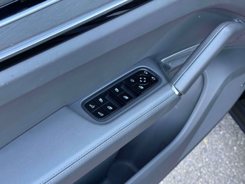 Used 2019 Porsche Cayenne Turbo AWD/4WD image 18