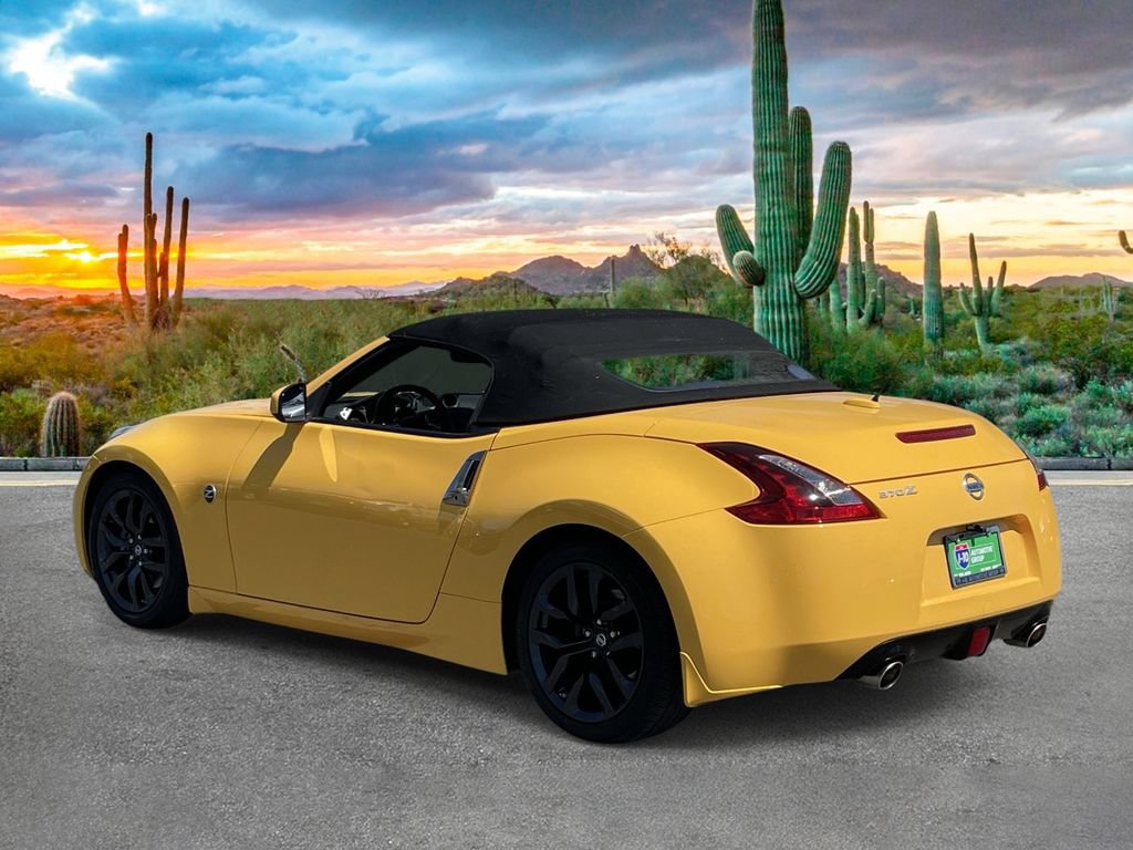 Used 2018 Nissan 370Z Roadster RWD image 5