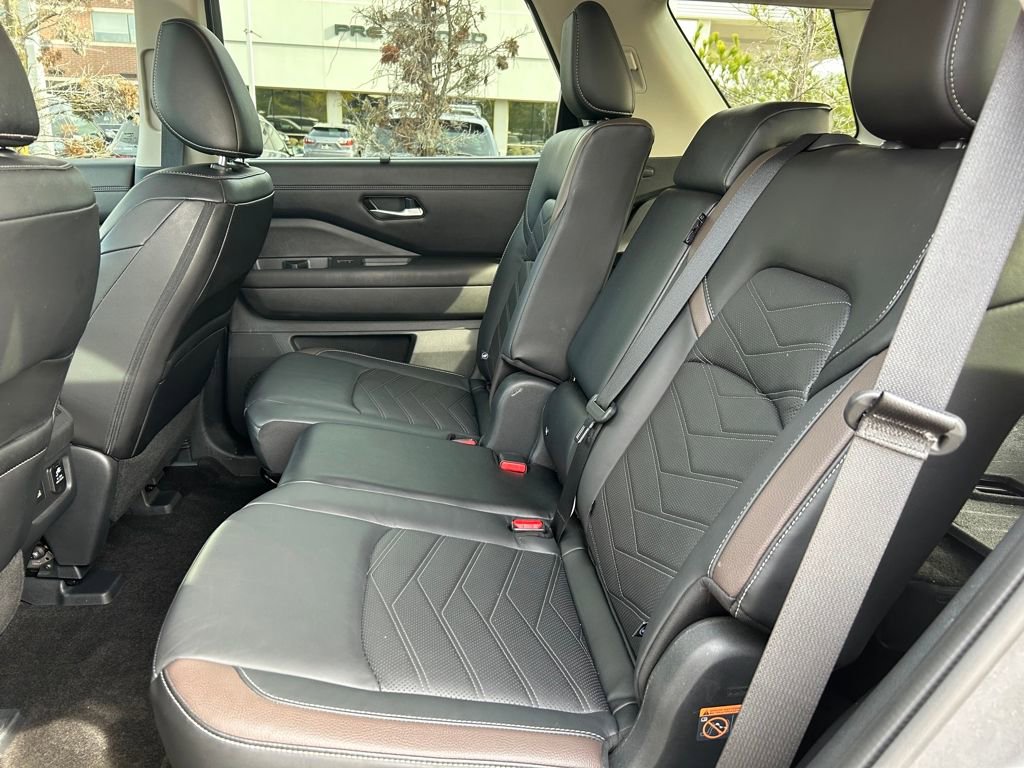 Used 2024 Nissan Pathfinder Platinum w/ Cargo Package image 25