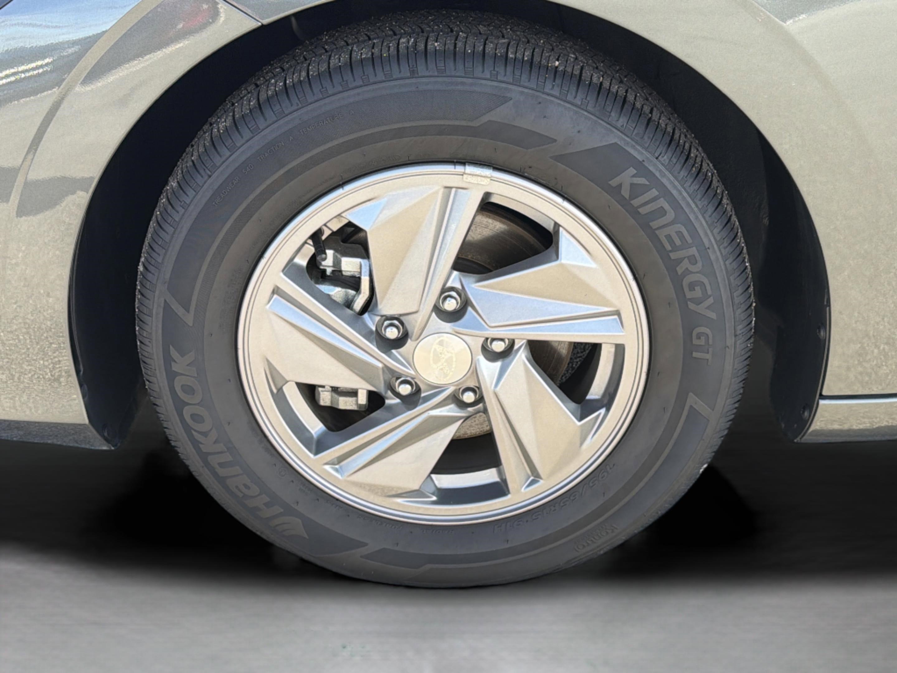 Used 2025 Hyundai Elantra SE image 29