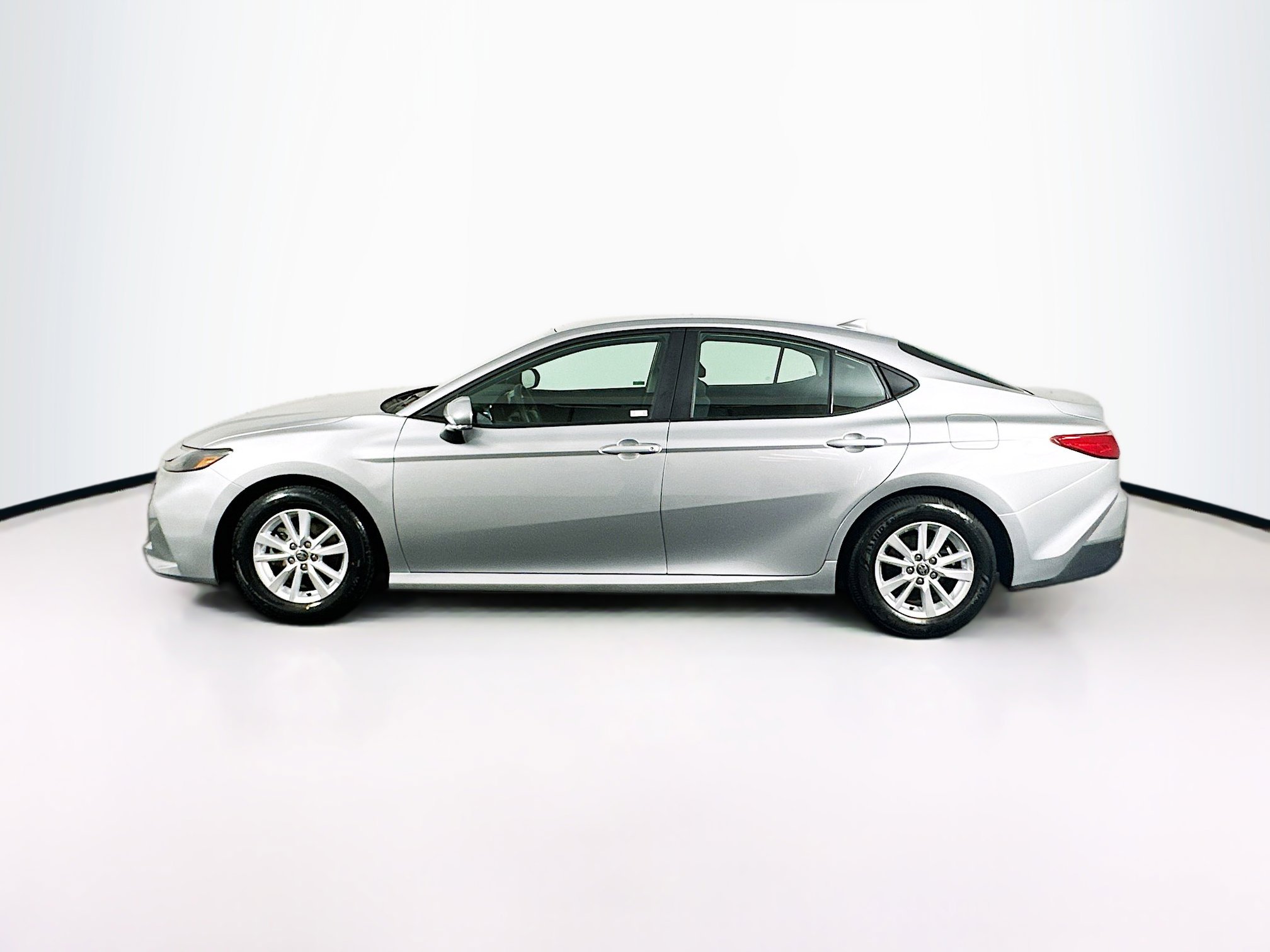 Used 2025 Toyota Camry LE image 4