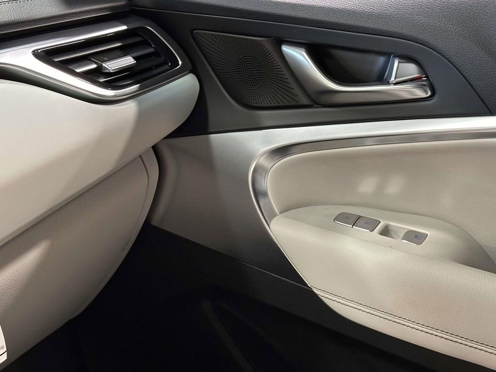 Used 2025 Genesis G70 2.5T AWD/4WD image 26