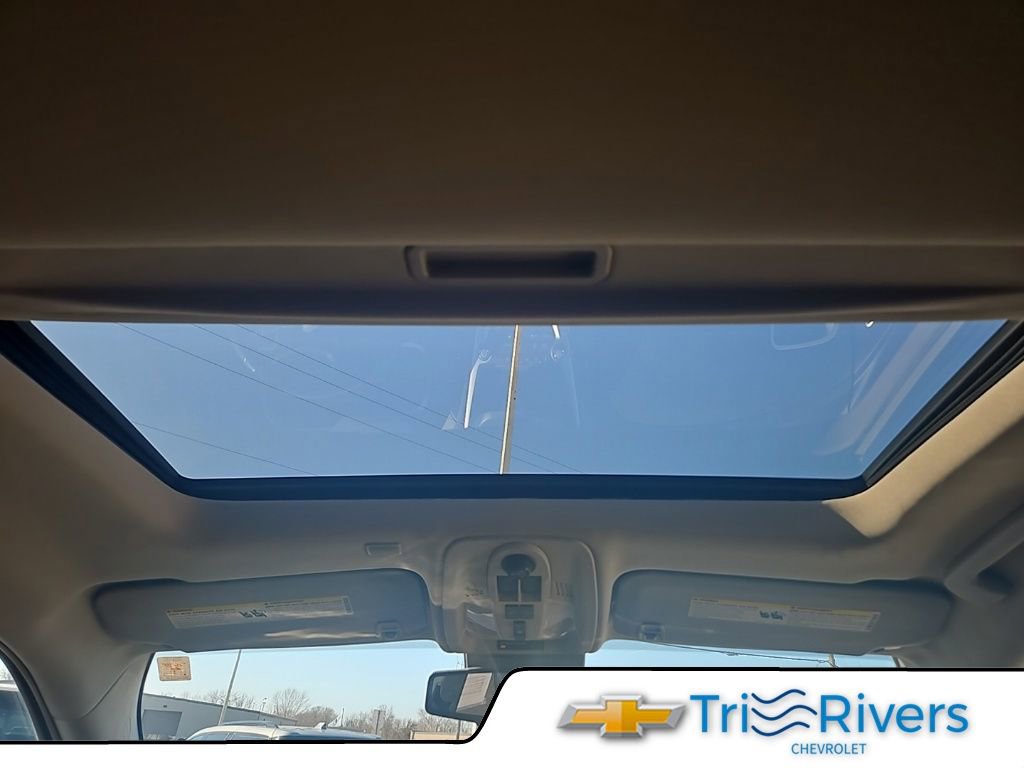 Used 2017 Chevrolet Equinox Premier w/ Enhanced Convenience Package AWD/4WD image 18