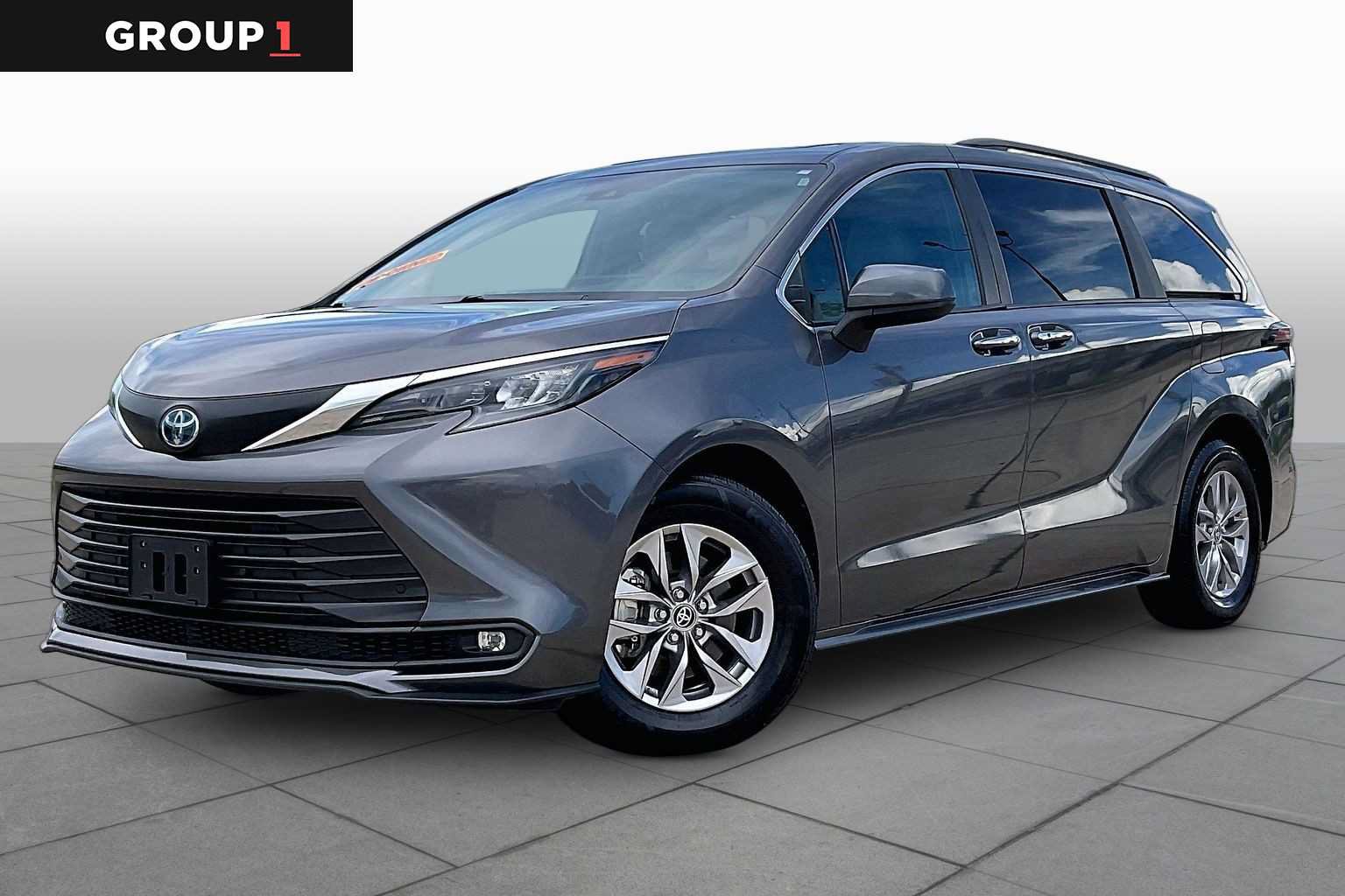 Used 2025 Toyota Sienna XLE FWD image 1