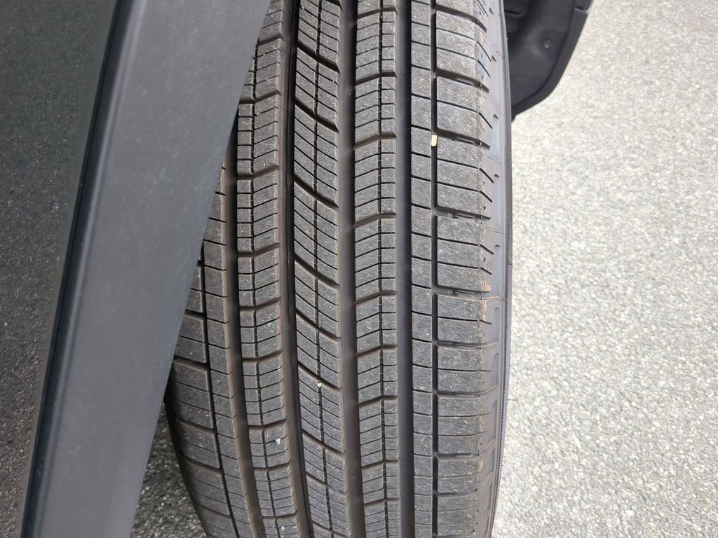 Used 2024 Jeep Grand Cherokee Laredo X image 12