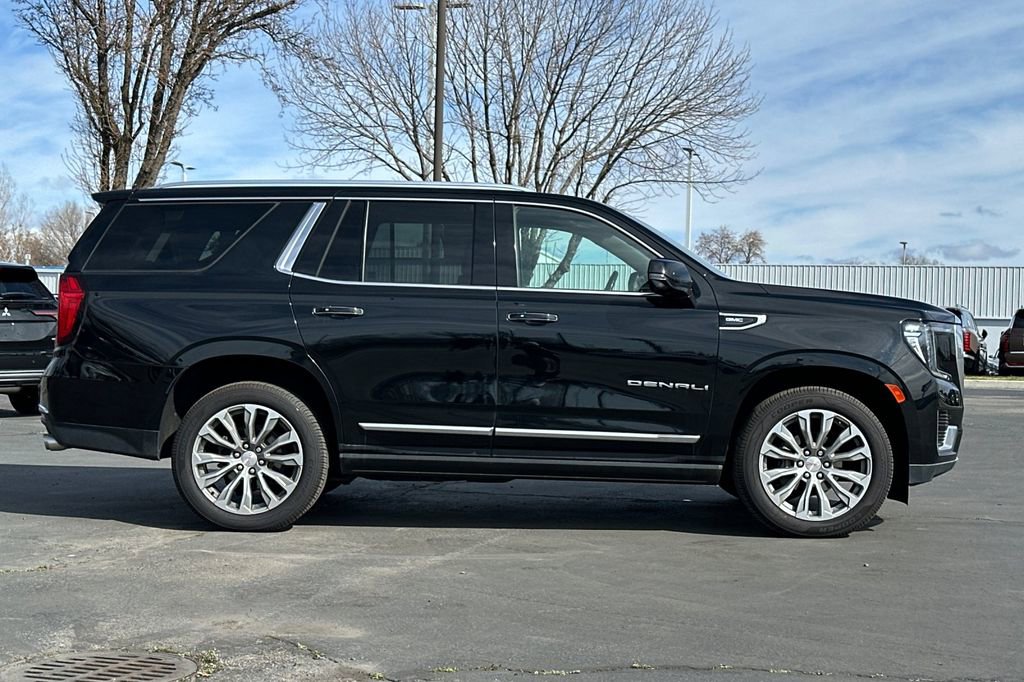 Used 2021 GMC Yukon Denali w/ Denali Premium Package AWD/4WD image 3