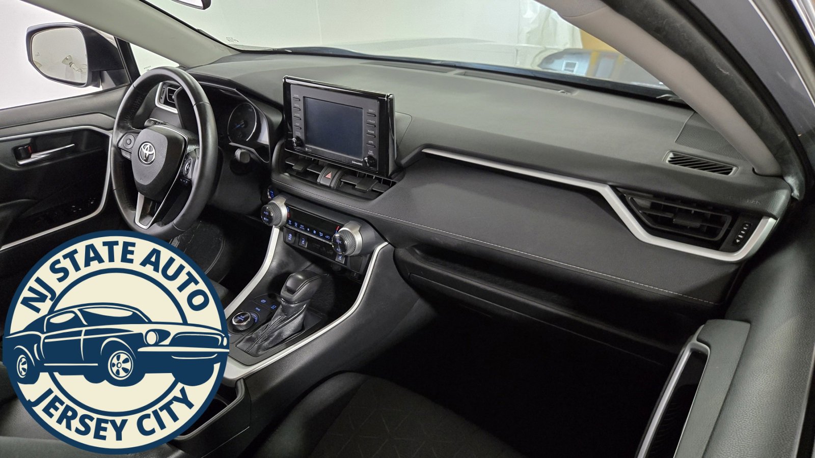 Used 2020 Toyota RAV4 XLE image 34