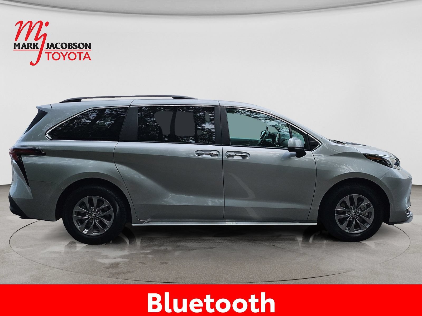 Used 2024 Toyota Sienna XLE FWD image 7