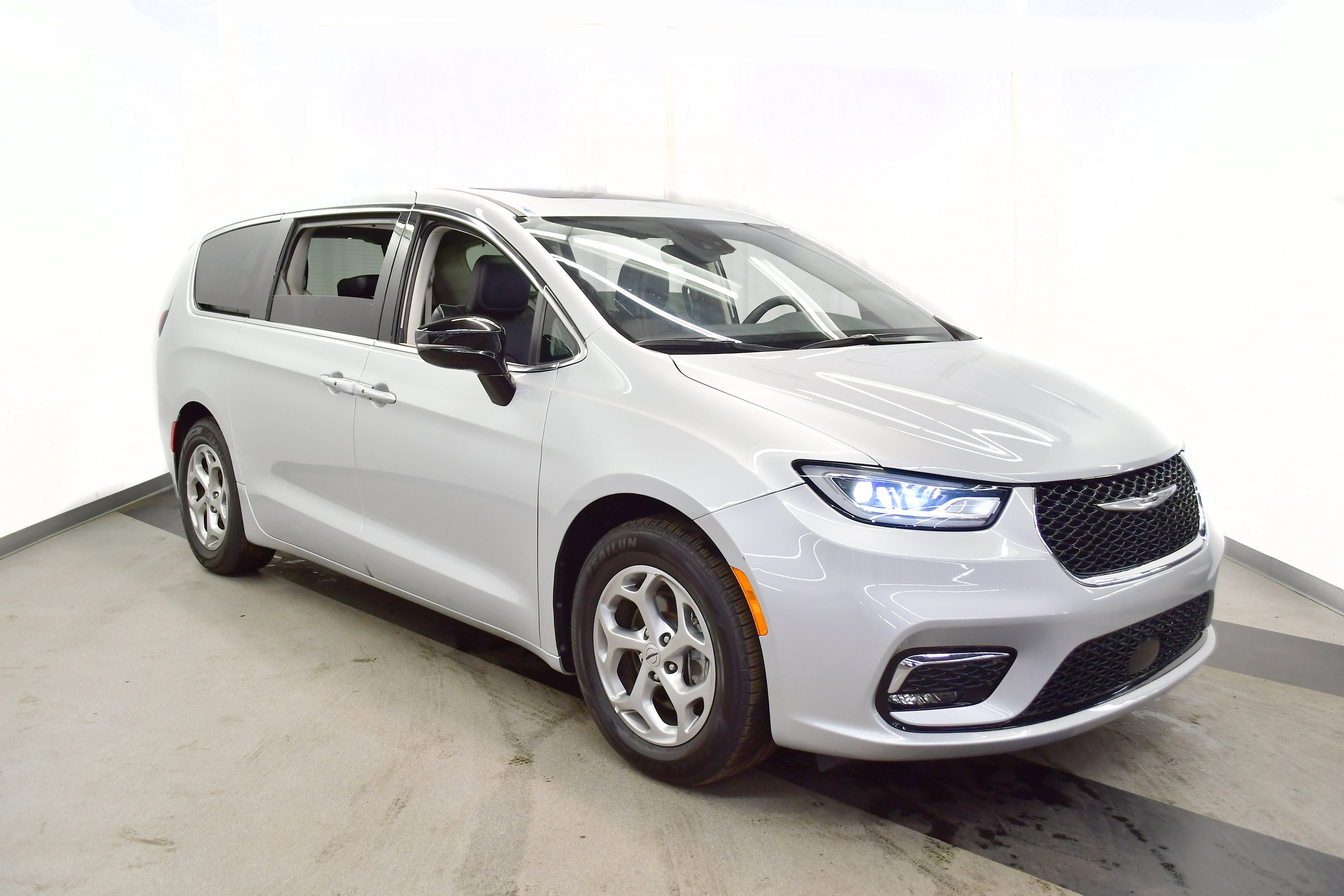 Used 2024 Chrysler Pacifica Limited image 2