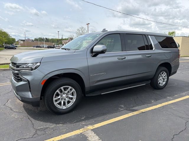 Used 2022 Chevrolet Suburban LT w/ Luxury Package AWD/4WD image 3