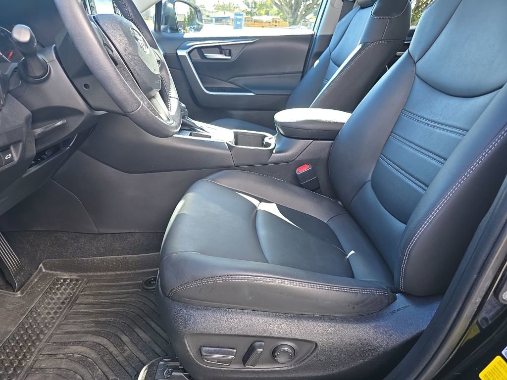 Used 2022 Toyota RAV4 XLE Premium image 10