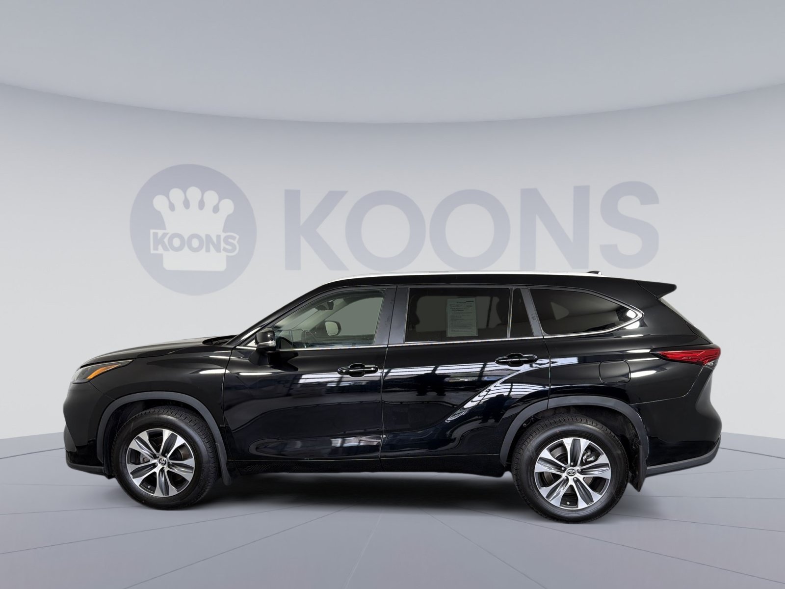 Used 2023 Toyota Highlander XLE AWD/4WD image 2