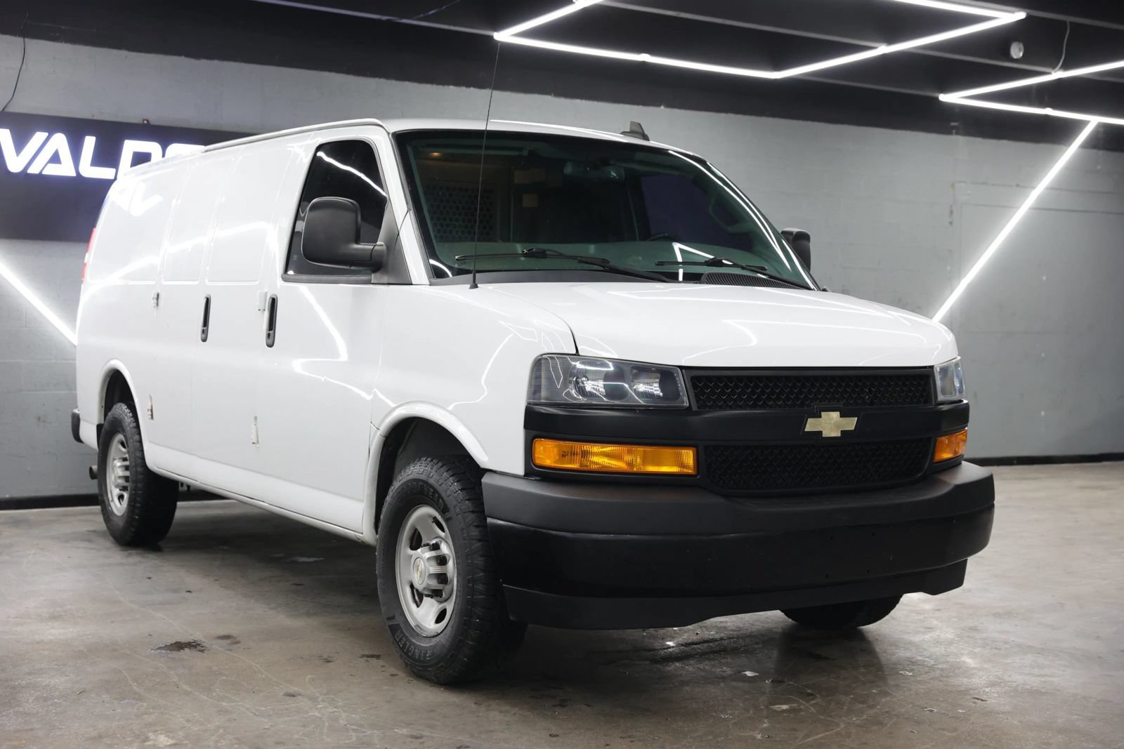 Used 2020 Chevrolet Express 2500 w/ Communications Package RWD image 8