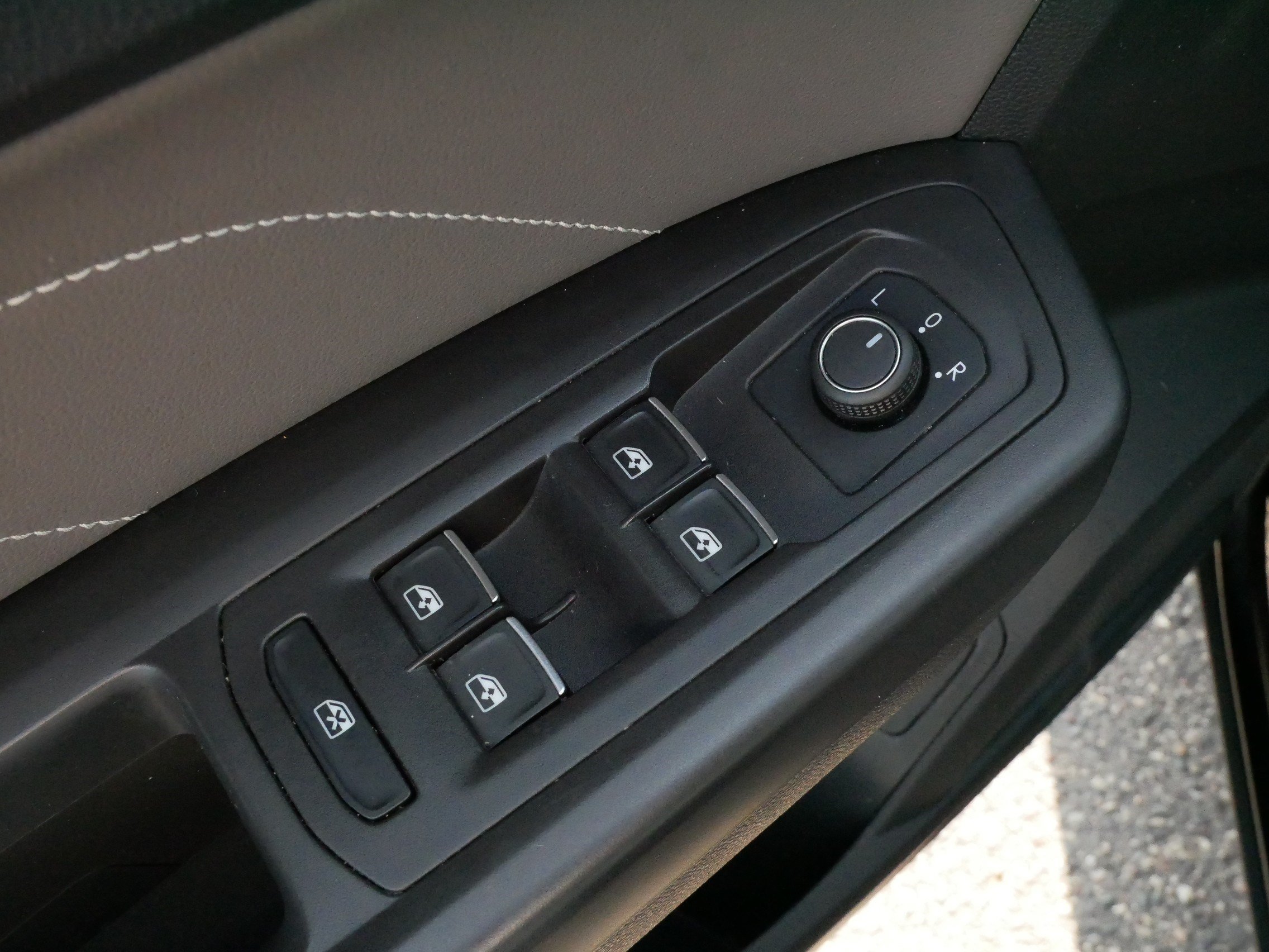 Certified 2023 Volkswagen Atlas SE w/ Panoramic Sunroof Package AWD/4WD image 19
