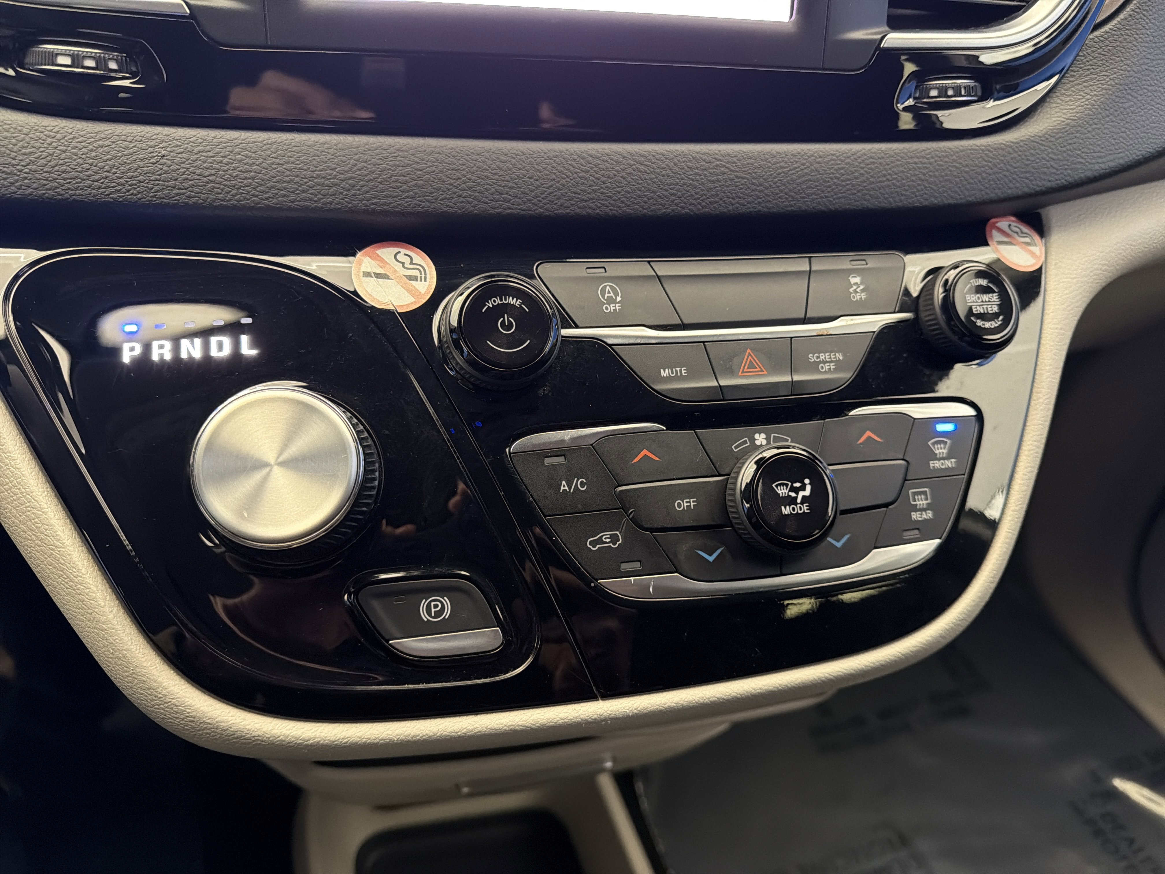 Used 2023 Chrysler Voyager LX image 21