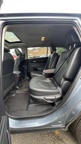 Used 2021 Toyota Highlander XLE AWD/4WD image 15
