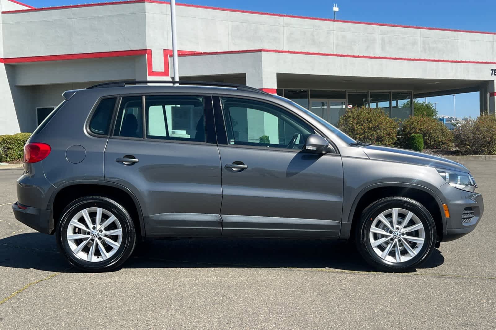 Used 2017 Volkswagen Tiguan Limited w/ Premium Package FWD image 6
