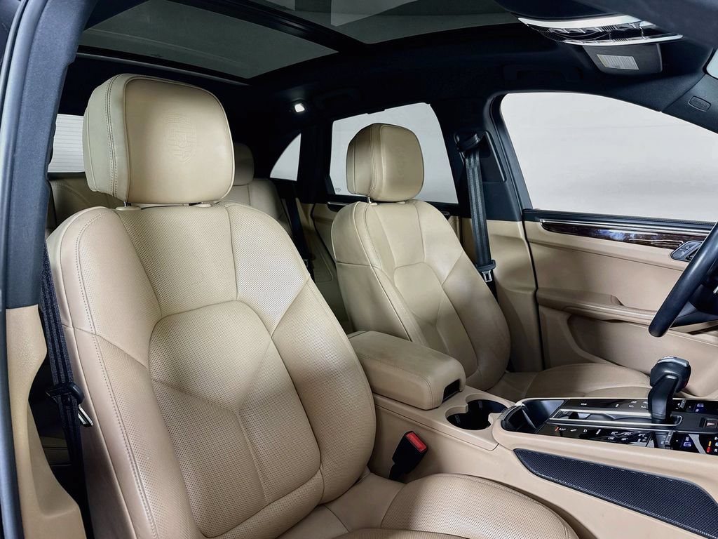 Certified 2024 Porsche Macan AWD/4WD image 18
