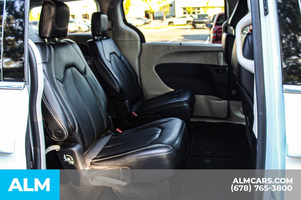 Used 2023 Chrysler Pacifica Touring-L FWD image 17