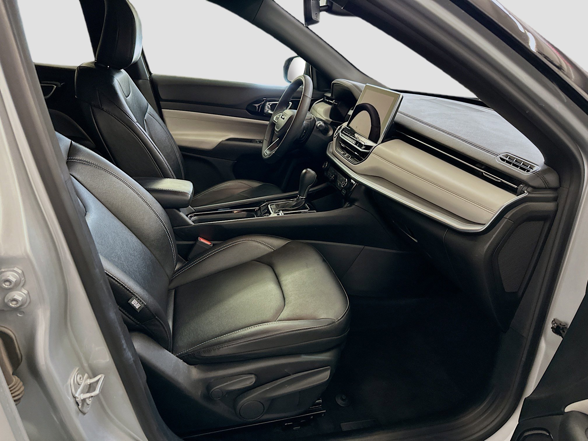 Used 2025 Jeep Compass Limited image 31