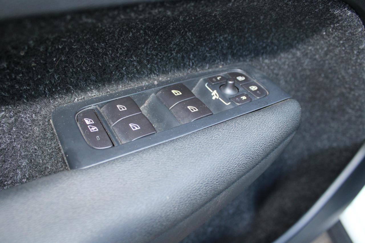 Used 2019 Volvo XC40 T5 Momentum image 13