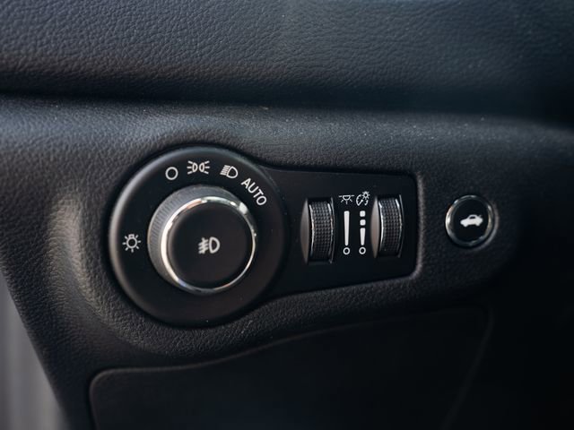 Used 2016 Chrysler 200 C image 29