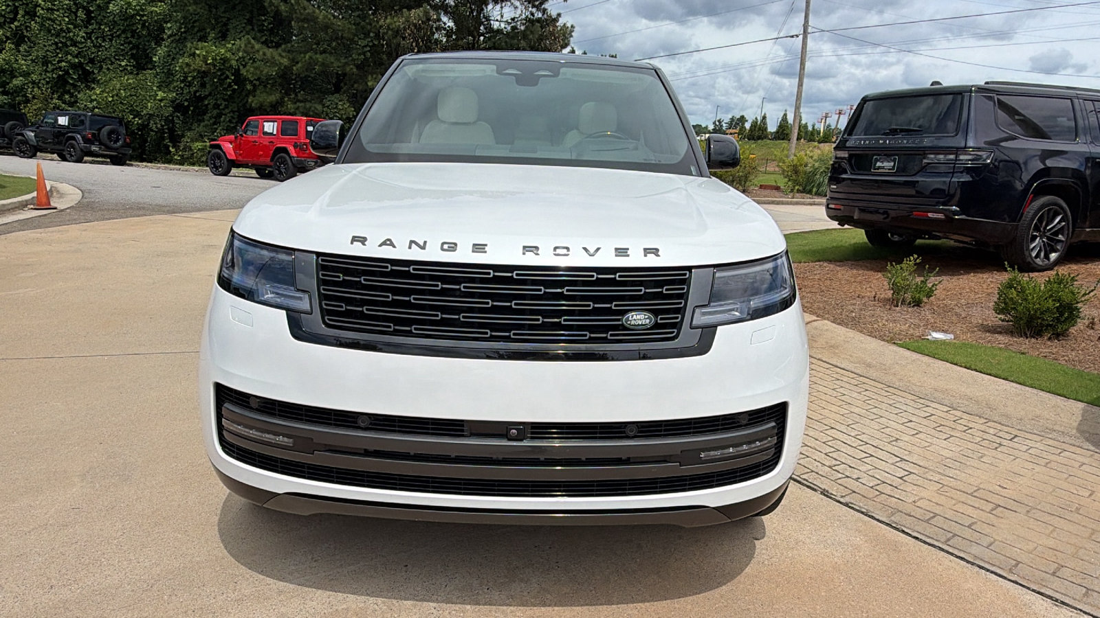Used 2025 Land Rover Range Rover SE AWD/4WD image 3