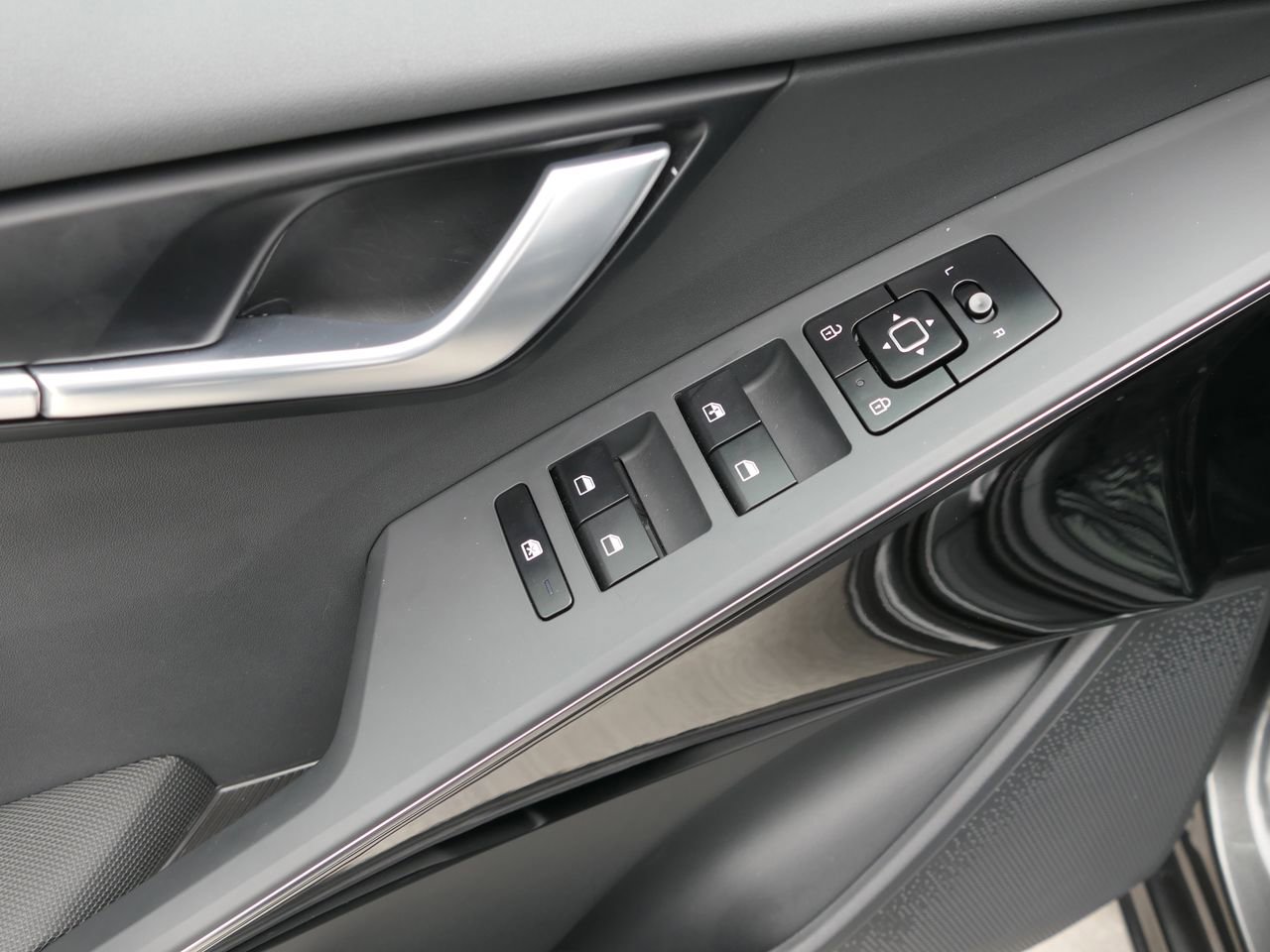 Certified 2025 Kia Niro EX image 15