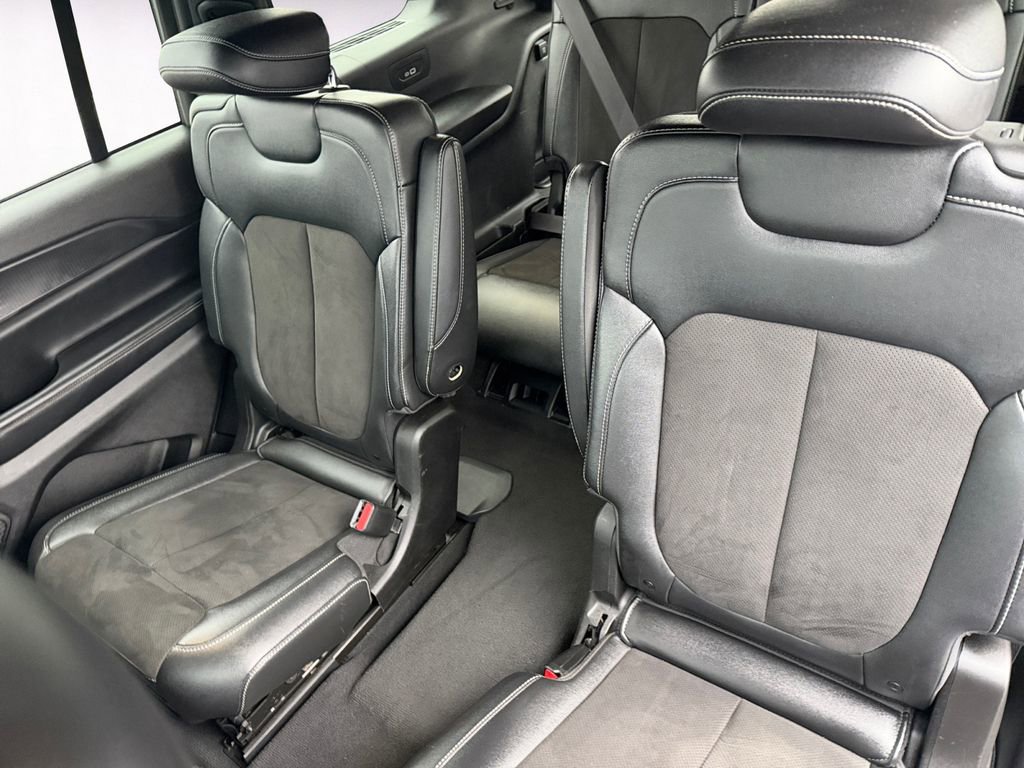 Used 2023 Jeep Grand Cherokee L Laredo image 13