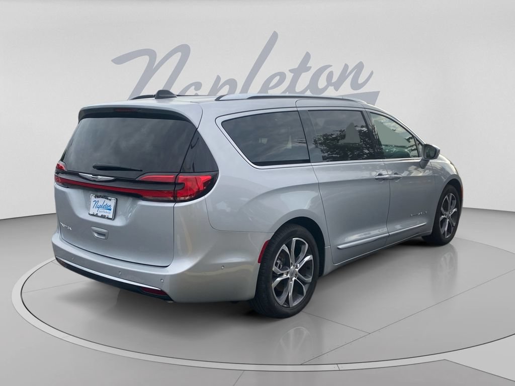 Used 2024 Chrysler Pacifica Pinnacle FWD image 8