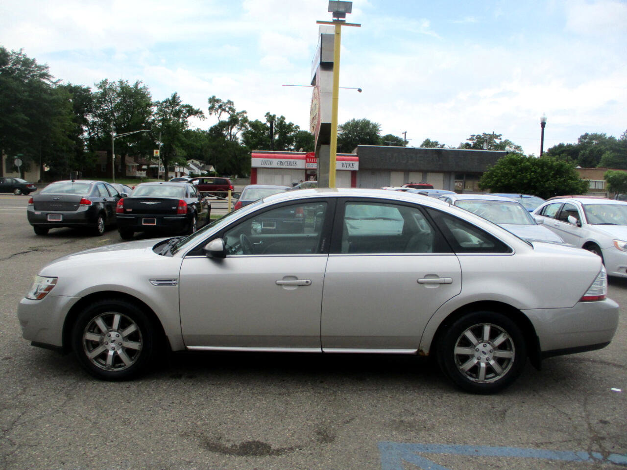 Used 2008 Ford Taurus SEL image 4