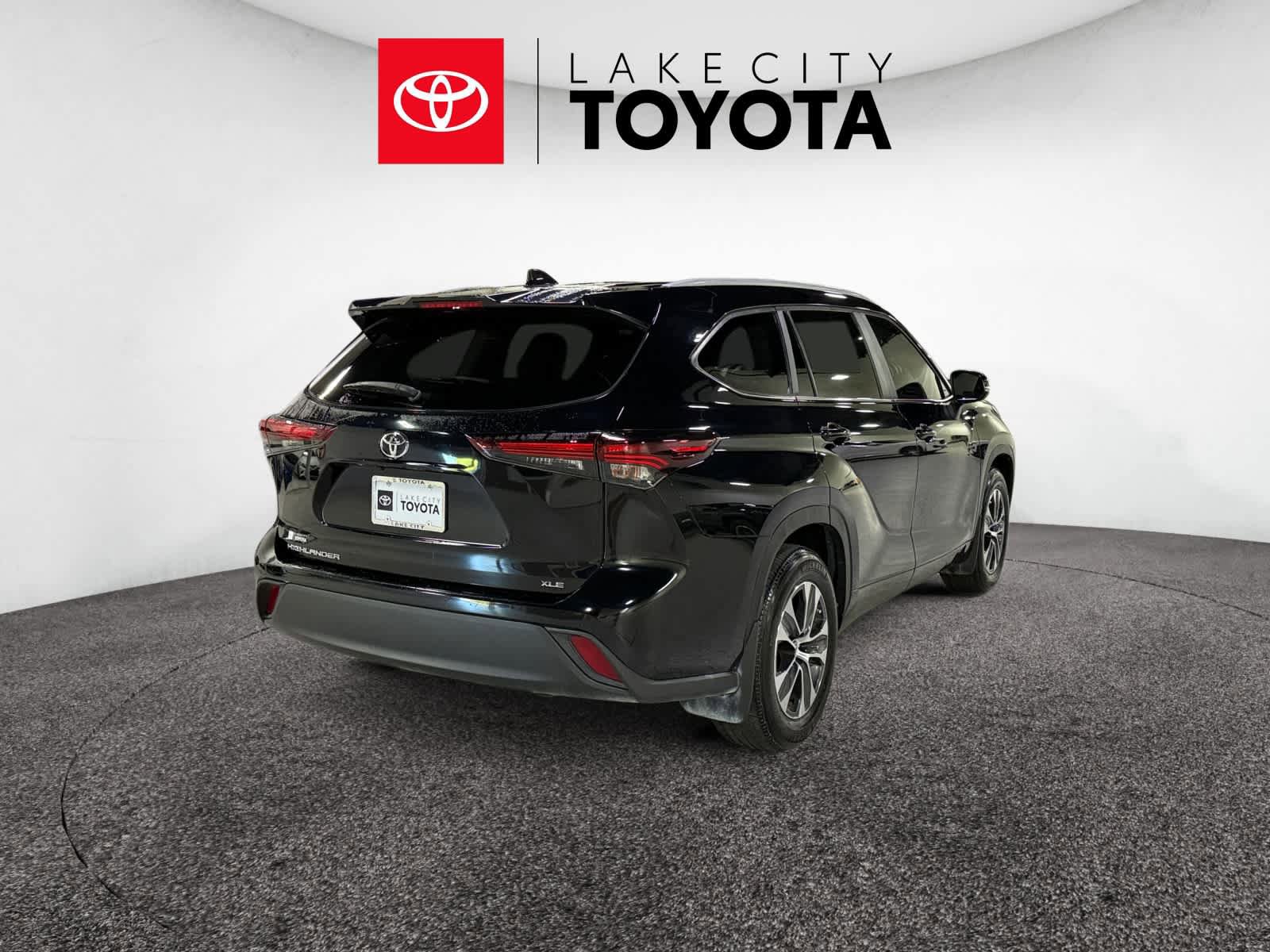 Used 2024 Toyota Highlander XLE image 8