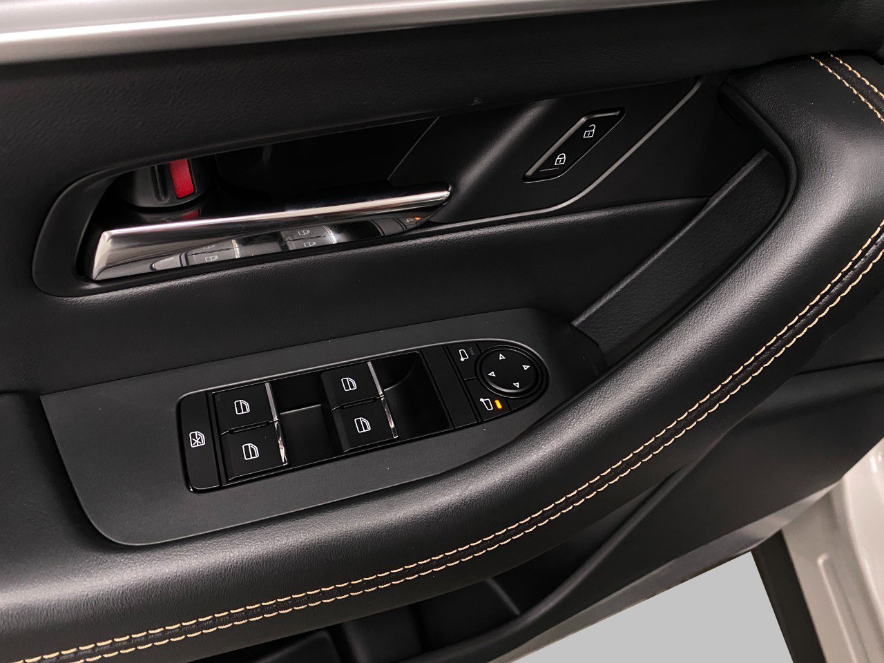 New 2025 MAZDA CX-90 Plug-In Hybrid w/Premium Sport AWD/4WD image 31