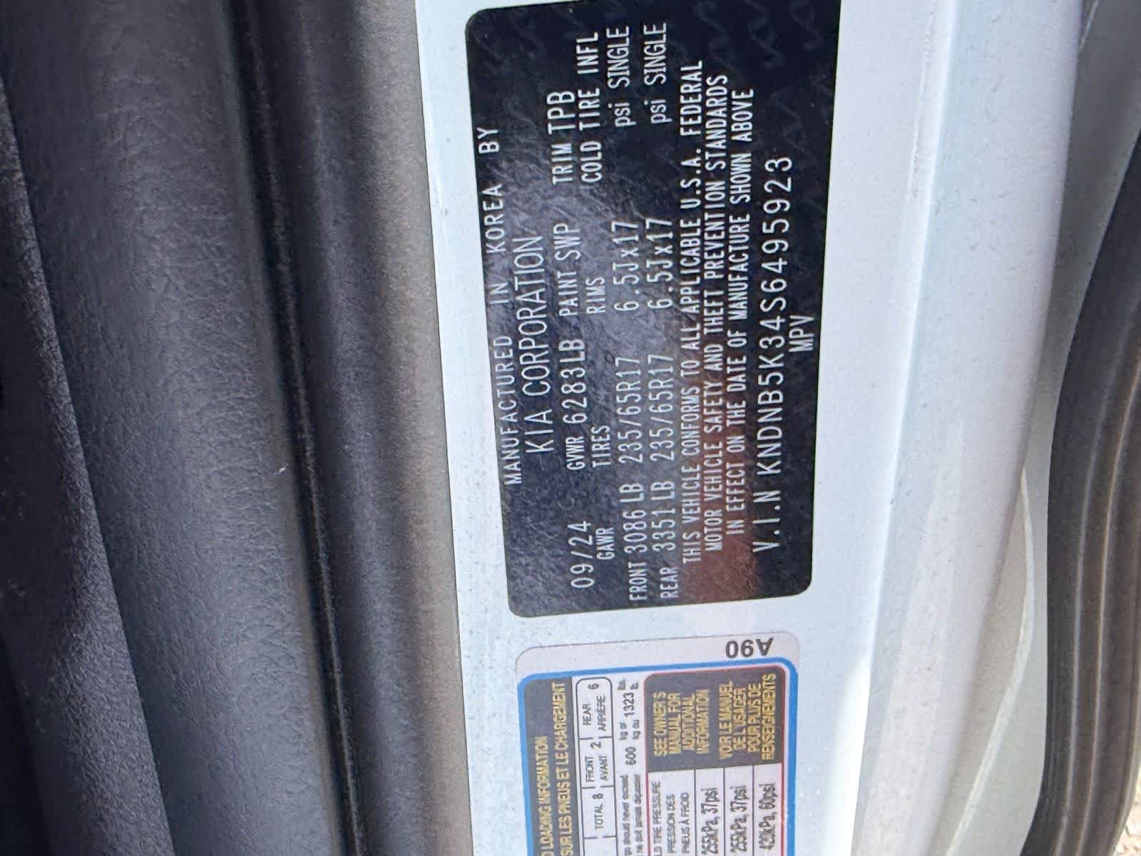 Used 2025 Kia Carnival FWD image 24