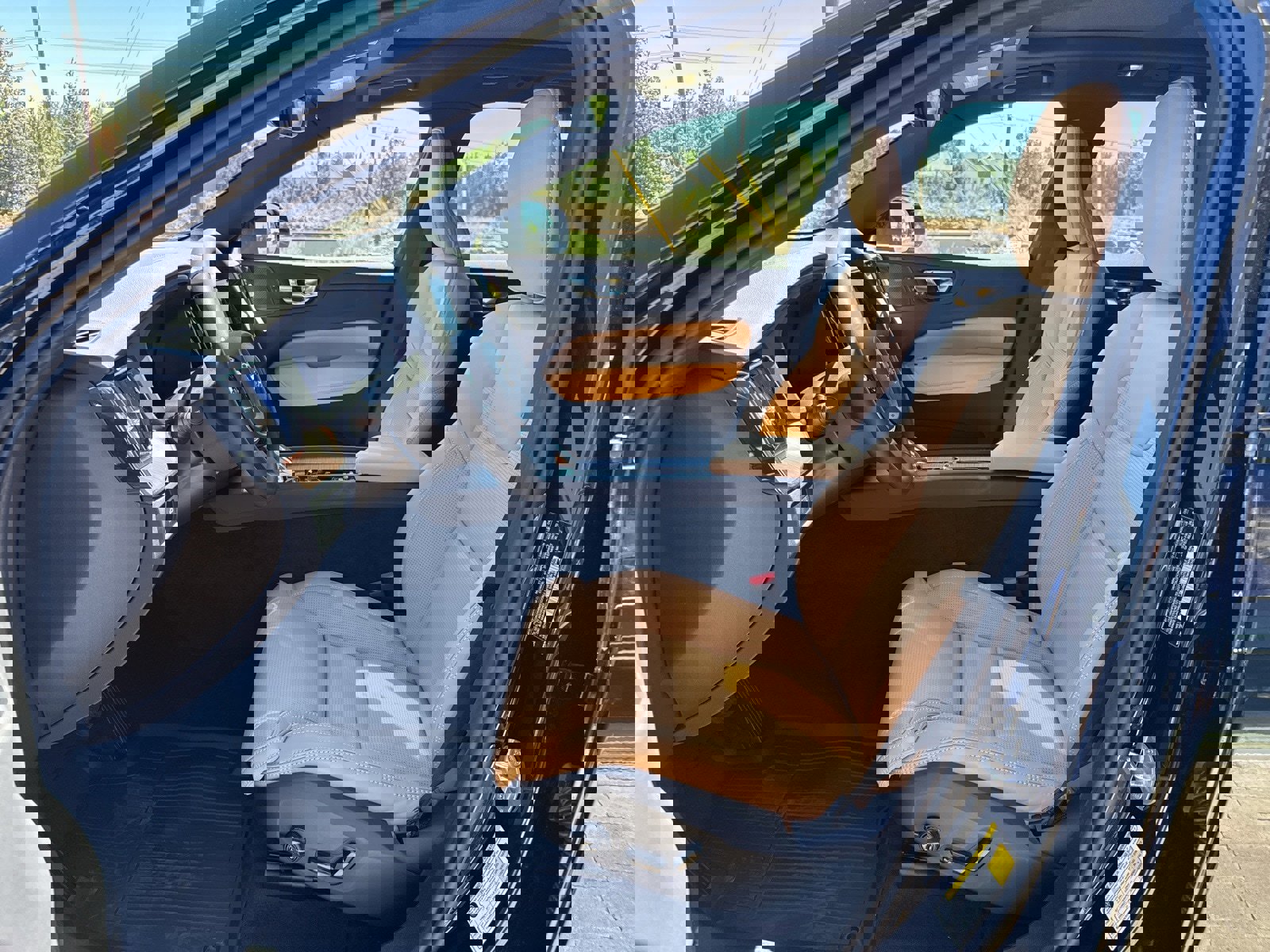 Certified 2025 Volvo XC60 B5 Ultra w/ Protection Package Premier image 8