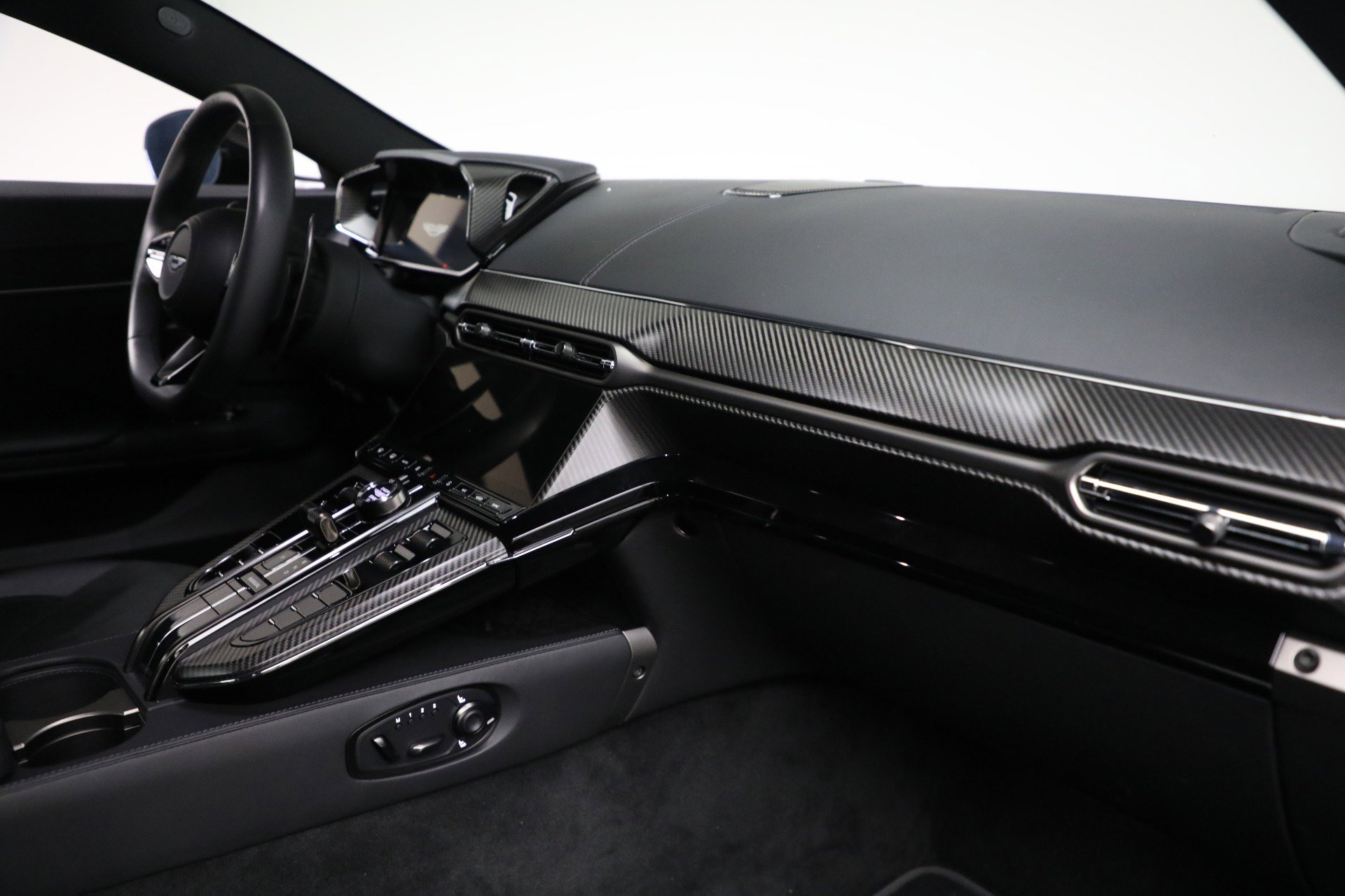 Used 2025 Aston Martin V8 Vantage Coupe image 23